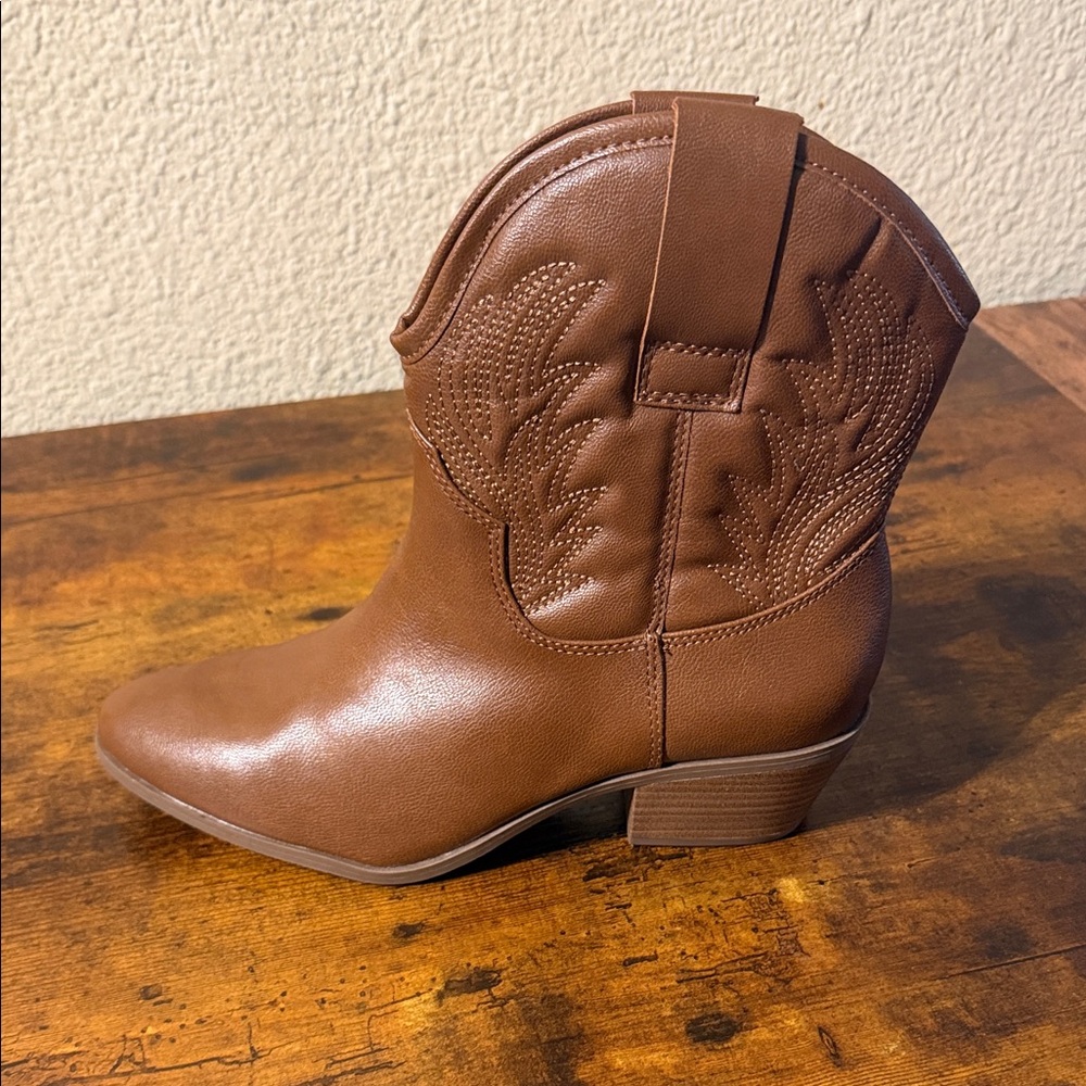 Universal Thread Tan Western Ankle Boots